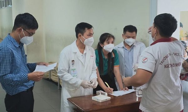 99 người tiếp xúc gần ca não mô cầu được uống kháng sinh phòng lây nhiễm