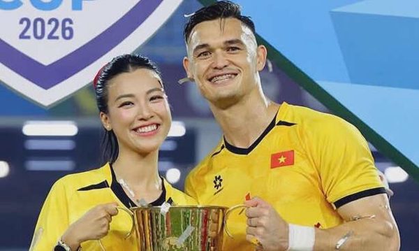 Á hậu Hoàng Oanh cùng thủ môn Patrik Lê Giang nâng cúp vô địch