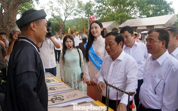 Á hậu Vân Nhi trải nghiệm không gian di sản Côn Sơn - Kiếp Bạc
