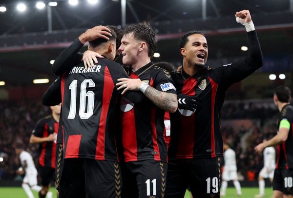 AC Milan thua khó tin, đại diện Ngoại hạng Anh 'đánh tennis'