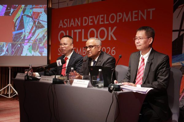 ADB nâng dự báo tăng trưởng Việt Nam, lưu ý rủi ro tín dụng và lạm phát