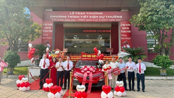 Agribank chi nhánh Yên Bái trao thưởng chương trình tiết kiệm dự thưởng