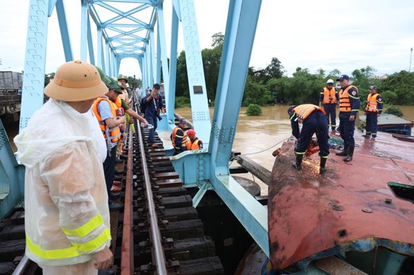 Ai chịu trách nhiệm vụ 3 sà lan đâm kẹt cầu Mỹ Chánh?