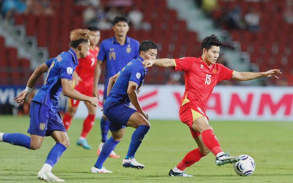Ai 'gánh' hành lang cánh phải tuyển Việt Nam?