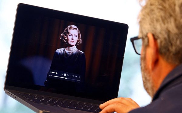 AI ‘hồi sinh’ nữ minh tinh Hollywood Greta Garbo để... đóng quảng cáo
