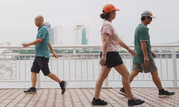 Ai không nên đi bộ 10.000 bước mỗi ngày?