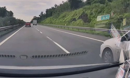 'Ai mới là người mắc lỗi: bám làn trái hay vượt không giữ khoảng cách?'