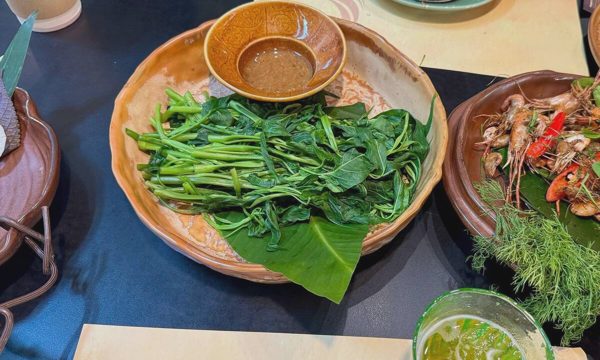 Ai nên hạn chế ăn rau muống?