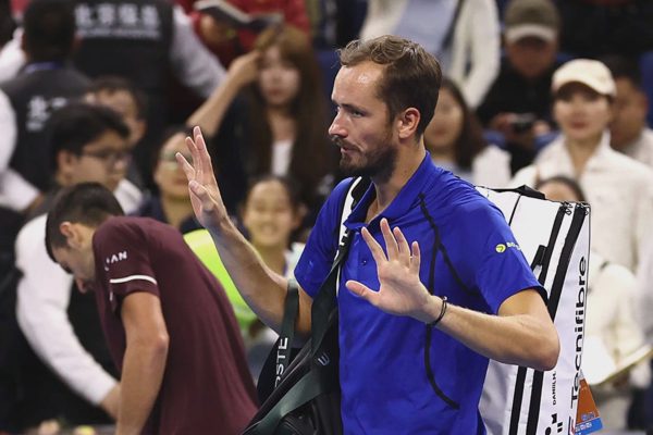 Alcaraz tiến vào chung kết Japan Open 2026, Medvedev bị xử thua Djokovic