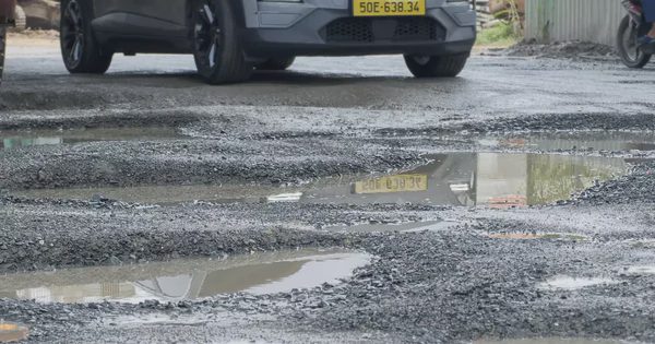 Ám ảnh con đường tử thần ở TPHCM, mới vá xong lại nát bét