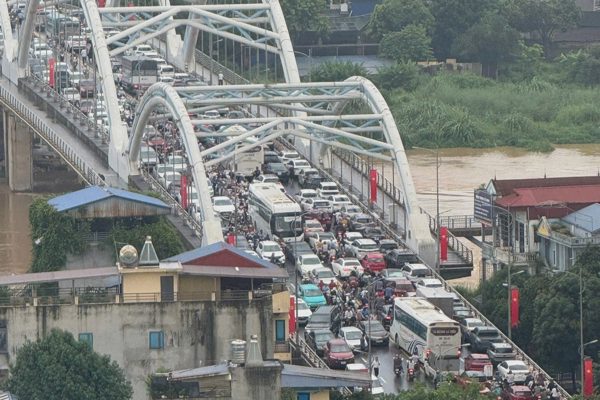 Ám ảnh mất 100 triệu sửa xe, người Thái Nguyên đưa ô tô lên cầu tránh lũ