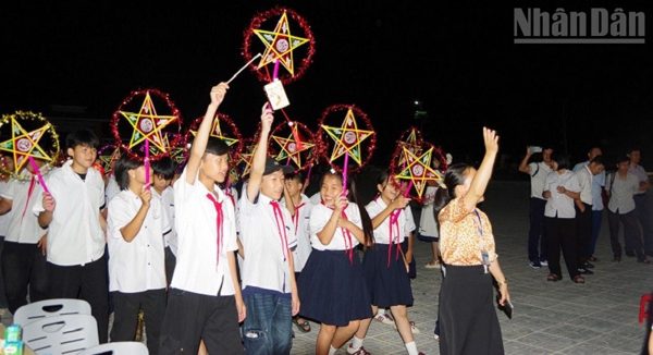 Ấm áp "Đêm hội trăng rằm” ở Trường phổ thông nội trú Tiểu học và Trung học cơ sở Sam Mứn