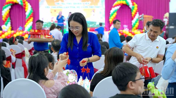 Ấm áp họp mặt Trung thu đoàn viên cho con em người lao động Cà Mau
