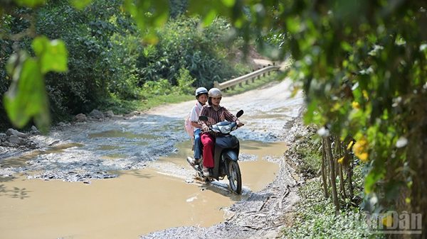 Ấm áp nghĩa cô trò nơi rẻo cao Lũng Trời