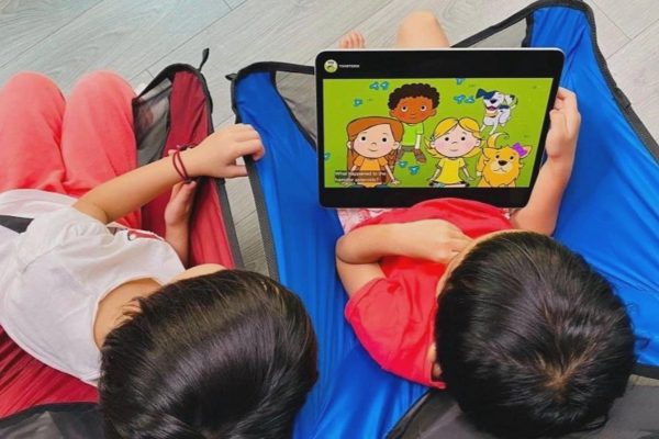 Ăn cơm là mở YouTube, mẹ hốt hoảng vì con 2 tuổi líu lo giống "tiếng Ả Rập"