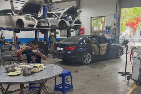 Ăn cơm trưa cùng garage kể từ khi "nhảy hố vôi" xe Đức cũ