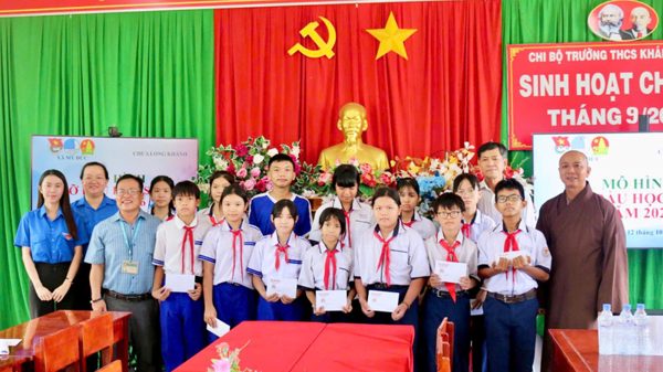 An Giang: Đoàn Thanh niên xã Mỹ Đức hỗ trợ các học sinh có hoàn cảnh khó khăn
