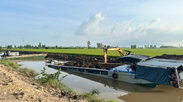 An Giang: Khởi tố bị can khai thác đất trái phép dưới lòng kênh