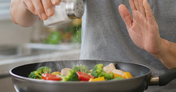Ăn ít muối: Huyết áp giảm, tim và thận được lợi gì?