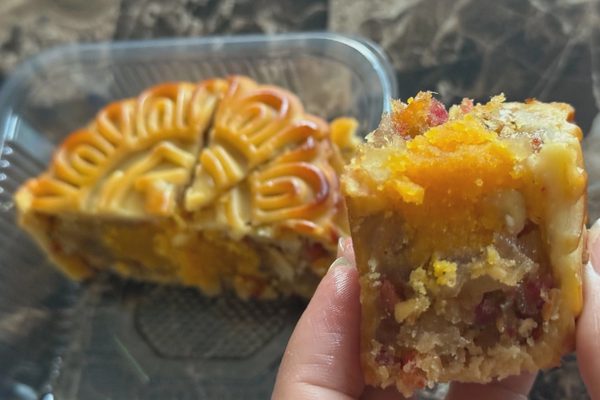 Ăn một cái bánh trung thu, cần vận động bao lâu để tiêu hao hết năng lượng?