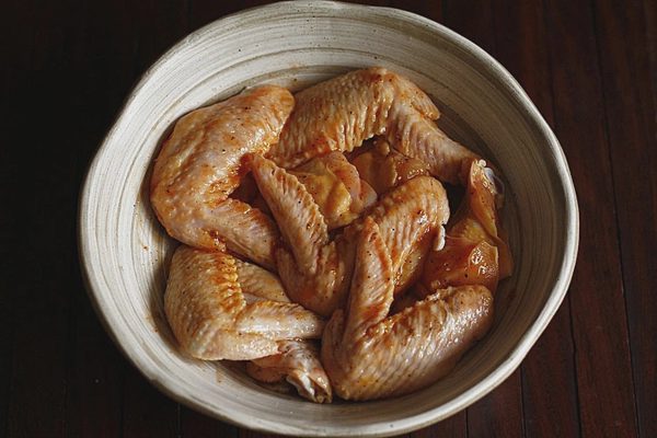Ăn nhiều cánh gà có khiến trẻ dậy thì sớm?