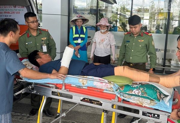 An ninh hàng không Điện Biên hỗ trợ thủ tục, vận chuyển bệnh nhân bị chấn thương nặng