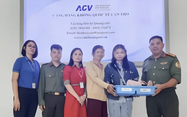 An ninh sân bay Cần Thơ trả túi chứa tiền, vàng cho hành khách bỏ quên
