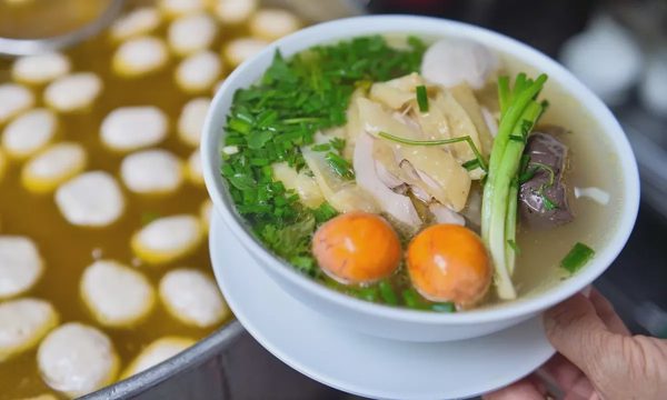 'Ăn sáng - cà phê' thư giãn ở phố cổ Hà Nội dịp 2/9