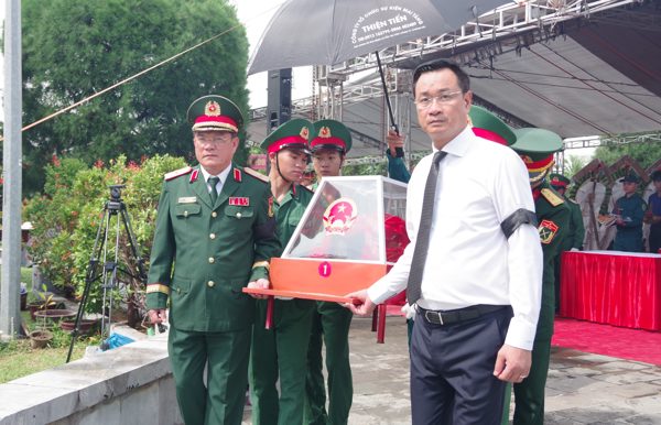 An táng 14 hài cốt liệt sĩ được tìm thấy nhờ thông tin người dân cung cấp