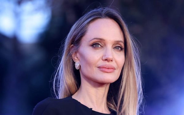 Angelina Jolie mặc tối giản mà vẫn sang