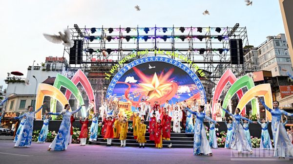 [Ảnh] 18 quốc gia hội tụ tại Lễ hội "Sắc màu năm châu"