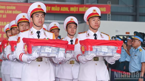 [Ảnh] Bàn giao 13.563 mẫu hài cốt liệt sĩ ra Hà Nội phục vụ giám định ADN xác định danh tính