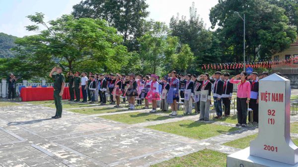 [Ảnh] Bồi đắp tình yêu quê hương đất nước qua “Tiết học biên cương”