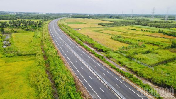 [Ảnh] Cao tốc nối Đông Nam Bộ với Tây Nam Bộ trước ngày thông xe