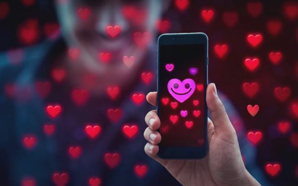 Anh chàng hoàn hảo trên app hẹn hò hóa ra nhờ AI 'nói hộ'