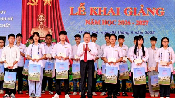 [Ảnh] Chủ tịch Quốc hội Trần Thanh Mẫn dự Lễ khai giảng năm học mới tại Trường trung học phổ thông Lê Quý Đôn, Hưng Yên