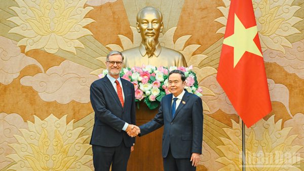 [Ảnh] Chủ tịch Quốc hội Trần Thanh Mẫn tiếp Đại sứ Pháp Olivier Brochet