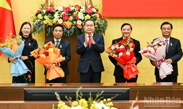 [Ảnh] Chủ tịch Quốc hội Trần Thanh Mẫn trao Huy hiệu 35 năm tuổi Đảng, tặng lãnh đạo Quốc hội