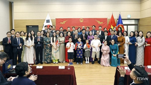 [Ảnh] Chủ tịch Quốc hội và Phu nhân gặp gỡ cán bộ Đại sứ quán và cộng đồng người Việt Nam tại Hàn Quốc