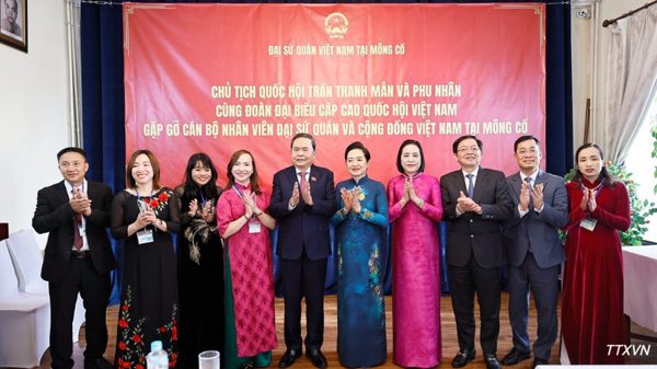 [Ảnh] Chủ tịch Quốc hội và Phu nhân gặp gỡ cộng đồng người Việt Nam tại Mông Cổ