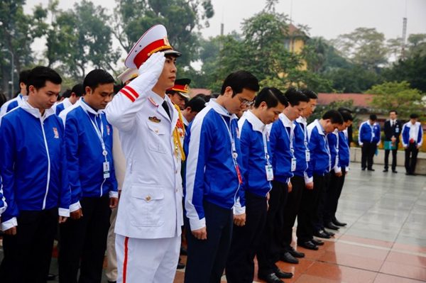 [ẢNH] Dâng hương tưởng nhớ Anh hùng liệt sỹ và vào Lăng viếng Bác