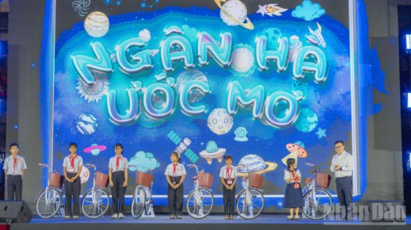 [Ảnh] Đêm hội "Vầng trăng chiến sĩ": Nơi chắp cánh những ước mơ của trẻ em vùng khó
