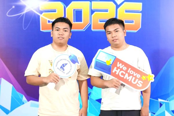 Anh em song sinh cùng được tuyển thẳng vào ngành học hot