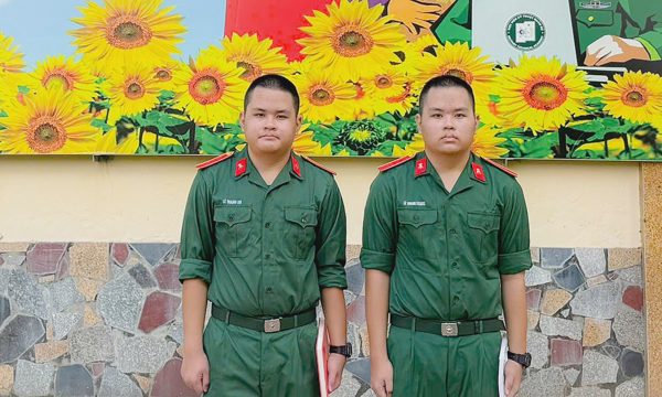 Anh em song sinh đỗ thẳng Học viện Kỹ thuật quân sự