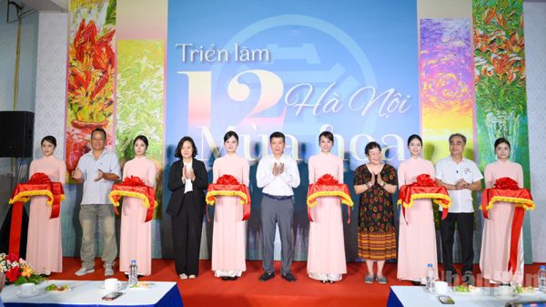 [Ảnh] "Hà Nội 12 mùa hoa" giữa sắc thu tháng 10