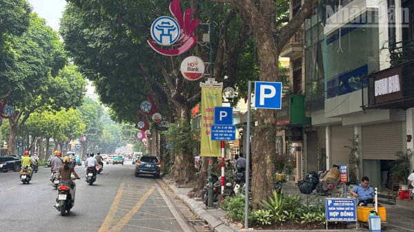 [Ảnh] Hà Nội: Bãi trông giữ ô-tô thưa khách sau khi áp dụng bảng giá mới