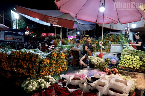 [Ảnh] Hà Nội: Chợ hoa Quảng Bá nhộn nhịp sáng sớm ngày 20/10