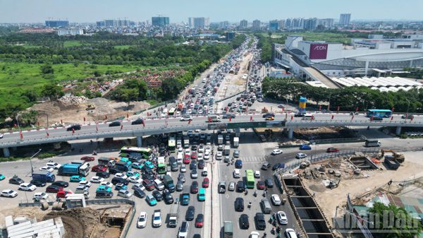 [Ảnh] Hà Nội: Giao thông tăng nhiệt trong ngày đầu trở lại làm việc sau kỳ nghỉ lễ 2/9