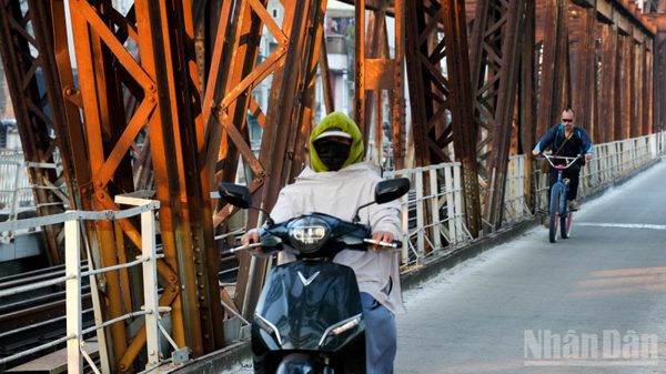 [Ảnh] Hà Nội se lạnh vào sáng sớm, người dân khoác áo ấm xuống phố