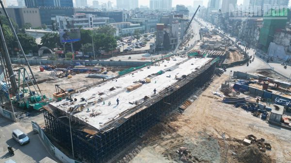 [Ảnh] Hai cầu vượt trên Vành đai 1 bước vào giai đoạn thi công kết cấu dầm